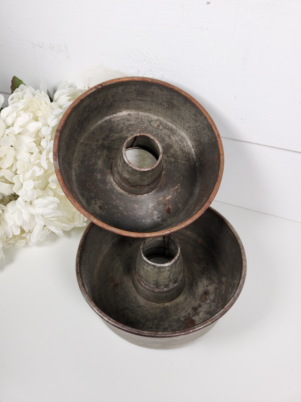 Vintage Round Metal Bundt Cake Pans | Rustic Decor | Primitive Kitchen | Set 2